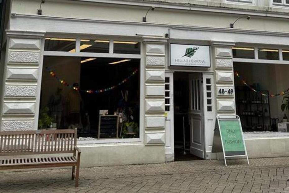 Der Laden von HELLA & HERMANN in der Haarenstraße — Schaufenster mit Only-Fair-Fashion-Schild